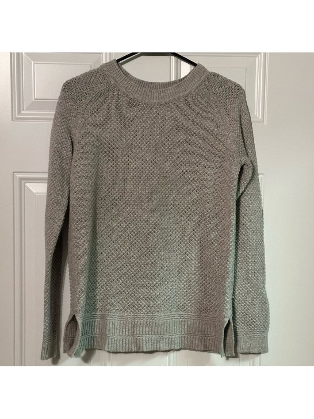 Old Navy Women’s Size Medium Light Gray Knit Sweater Long Sleeve